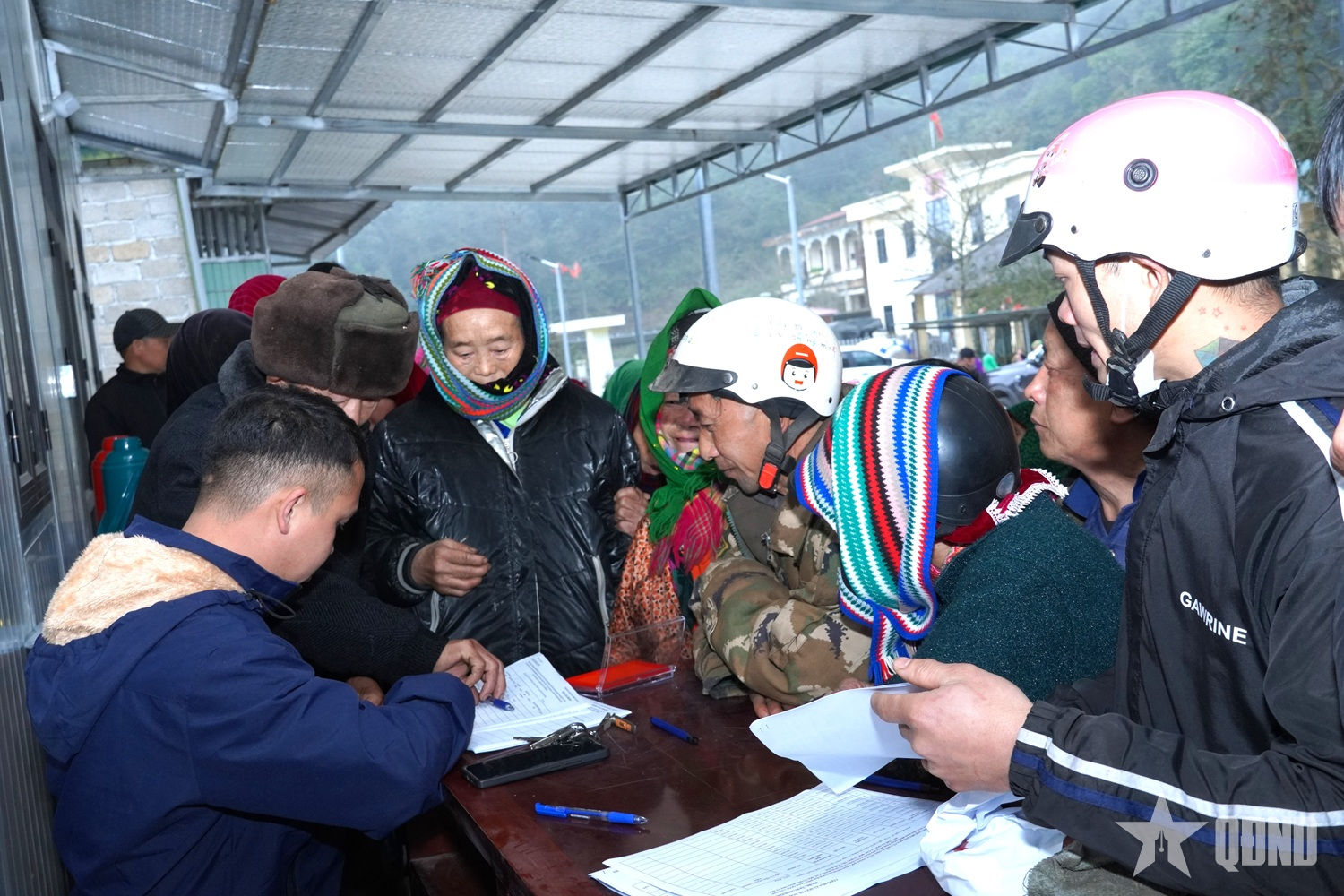 Người dân xã biên giới Sơn Vĩ (Tuyên Quang) hân hoan đón nhận quà mừng Đại hội Đảng XIV và Tết Nguyên đán Bính Ngọ 2026